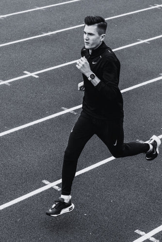 Jakob Ingebrigtsen running tthe fields, black and white